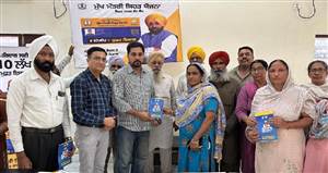 ਆਲਮਗੀਰ ’ਚ ਸੀਐੱਮ ਸਿਹਤ ਯੋਜਨਾ ਕਾਰਡ ਤਕਸੀਮ