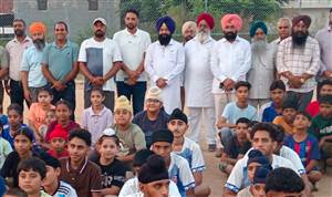 ਦਸਮੇਸ਼ ਸਪੋਰਟਸ ਕਲੱਬ ਵੱਲੋਂ 70 ਖਿਡਾਰੀਆਂ ਨੂੰ ਖੇਡ ਕਿੱਟਾਂ ਵੰਡੀਆਂ