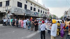 ਕੰਪਿਊਟਰ ਅਧਿਆਪਕਾਂ ਨੇ ਜਾਮ ਕੀਤਾ ਲਾਲ ਬੱਤੀ ਚੌਕ