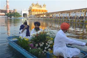 ਵਿਦੇਸ਼ੀ ਫੁੱਲਾਂ ਦੀ ਖੁਸ਼ਬੂ ਨਾਲ ਮਹਿਕਣ ਲੱਗਾ ਸੱਚਖੰਡ ਸ੍ਰੀ ਹਰਿਮੰਦਰ ਸਾਹਿਬ