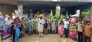 ਘੁੰਮਣ ਕਲਾਂ ’ਚ ‘ਆਪ’ ਸਰਕਾਰ ਦਾ ਪੁਤਲਾ ਤੇ ਝਾੜੂ ਫੂਕ ਰੋਸ ਪ੍ਰਦਰਸ਼ਨ ਕੀਤਾ