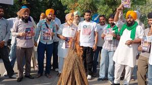 ਪਰਵਿੰਦਰ ਝੋਟਾ ਮਾਮਲੇ ’ਚ ਝਾੜੂ ਫੂਕ ਕੇ ਕੀਤਾ ਪ੍ਰਦਰਸ਼ਨ