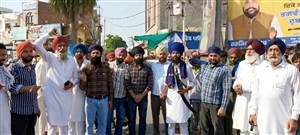 ਗੁਰੂਹਰਸਹਾਏ ਵਿੱਚ ਵੀ ਸਾੜਿਆ ਝਾੜੂ, ਪੰਜਾਬ ਸਰਕਾਰ ਵਿਰੁੱਧ ਕੀਤੀ ਨਾਅਰੇਬਾਜ਼ੀ