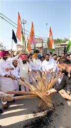 ਮੱਲਾਂਵਾਲਾ ’ਚ ਝਾੜੂ ਦਾ ਅੰਤਿਮ ਸੰਸਕਾਰ ਕਰ ਕੇ ਕਾਂਗਰਸ ਨੇ ਸਰਕਾਰ ਵਿਰੁੱਧ ਖੋਲ੍ਹਿਆ ਮੋਰਚਾ
