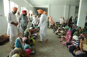 ਸੰਤ ਦਰਬਾਰਾ ਸਿੰਘ ਦੀ ਬਰਸੀ ਸਬੰਧੀ ਕੰਨਿਆਵਾਂ ਤੇ ਸਾਧੂਆਂ ਨੂੰ ਬਸਤਰ ਵੰਡੇ