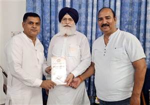 ਮੱਖਣ ਬਰਾੜ ਨੂੰ ਸਿਲਵਰ ਜੁਬਲੀ ਸਮਾਗਮ ਦਾ ਸੱਦਾ ਪੱਤਰ ਭੇਟ