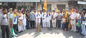 ਨਸ਼ਿਆਂ ਦੇ ਖ਼ਾਤਮੇ ਤੇ ਪਰਵਿੰਦਰ ਸਿੰਘ ਝੋਟਾ ਦੇ ਪਰਿਵਾਰ ਨੂੰ ਇਨਸਾਫ਼ ਦਿਵਾਉਣ ਲਈ ਸ਼੍ਰੋਮਣੀ ਅਕਾਲੀ ਦਲ ਵੱਲੋਂ ਰੋਸ ਪ੍ਰਦਰਸ਼ਨ