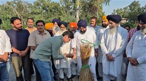 ਅਕਾਲੀ ਦਲ ਵੱਲੋਂ ਪੰਜਾਬ ਸਰਕਾਰ ਵਿਰੁੱਧ ਝਾੜੂ ਫੂਕ ਕੇ ਪ੍ਰਦਰਸ਼ਨ