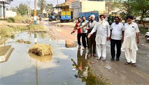 ਨਿਕਾਸੀ ਨਾਲਾ ਨਾ ਹੋਣ ਕਾਰਨ ਸੜਕ ’ਤੇ ਖੜ੍ਹਾ ਪਾਣੀ ਕਰਕੇ ਲੋਕ ਪ੍ਰੇਸ਼ਾਨ