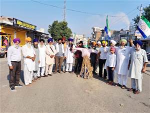 ਕਿਸਾਨ ਮਜ਼ਦੂਰ ਸੰਘਰਸ਼ ਕਮੇਟੀ ਨੇ ਸਰਕਾਰ ਦੇ ਪੁਤਲੇ ਤੇ ਝਾੜੂ ਫੂਕ ਕੇ ਕੀਤੇ ਰੋਸ ਮੁਜ਼ਾਹਰੇ