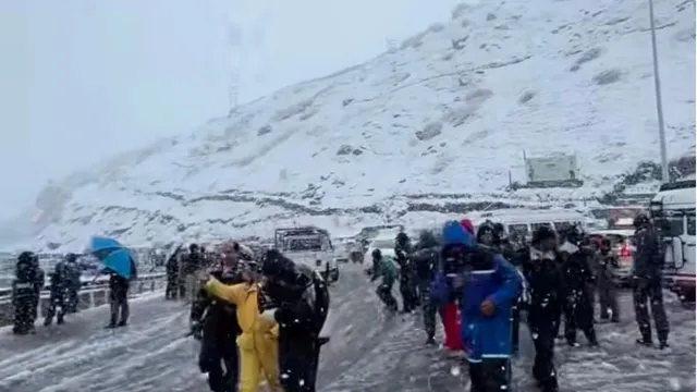 Himachal Snowfall: ਉੱਚੀਆਂ ਚੋਟੀਆਂ 'ਤੇ ਬਰਫ਼ਬਾਰੀ ਨਾਲ ਮੈਦਾਨੀ ਇਲਾਕਿਆਂ 'ਚ ਵਧੀ ਠੰਢ; ਲਾਹੌਲ-ਸਪੀਤੀ 'ਚ ਪਾਰਾ ਹੇਠਾਂ ਡਿੱਗਿਆ