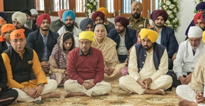 ਮਾਨ ਤੇ ਕੇਜਰੀਵਾਲ ਨੇ ਸੰਗਤ 'ਚ ਸ਼ਾਮਲ ਹੋ ਕੇ ਸੂਬੇ ਦੀ ਤਰੱਕੀ ਅਤੇ ਪੰਜਾਬੀਆਂ ਦੀ ਖ਼ੁਸ਼ਹਾਲੀ ਲਈ ਕੀਤੀ ਅਰਦਾਸ