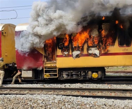 Railway candidates commotion not stopping in Bihar three train bogies set on fire in Gaya work affected