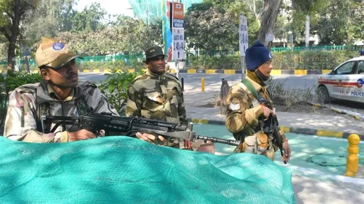 ਗਣਤੰਤਰ ਦਿਵਸ ਨੂੰ ਲੈ ਕੇ ਦਿੱਲੀ ਦੀਆਂ ਸਰਹੱਦਾਂ 'ਤੇ ਸਖ਼ਤ ਪਹਿਰਾ, ਮਾਲ ਅਤੇ ਰੇਲਵੇ ਸਟੇਸ਼ਨਾਂ 'ਤੇ ਵੀ ਤਲਾਸ਼ੀ ਮੁਹਿੰਮ
