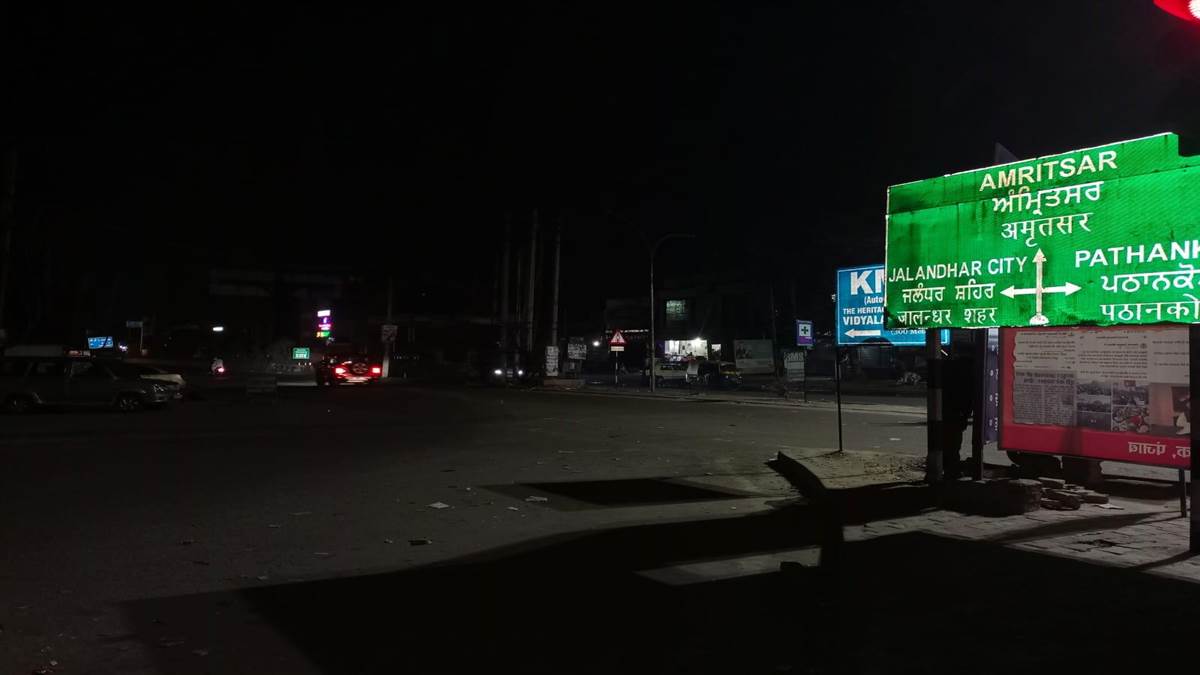 लोकायनामा: जालंधर में कई जगहों पर रात्रि गश्त न होने से लोग डरे हुए हैं। रात 10 बजे के बाद अधिकांश चौकों पर लोग भगवान से प्रार्थना करते नजर आते हैं।