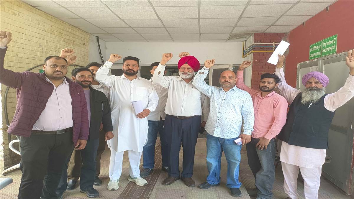 ਸਿਵਲ ਹਸਪਤਾਲ ਦਾ ਬਲੱਡ ਬੈਂਕ ਬੰਦ ਹੋਣ ’ਤੇ ਭਾਜਪਾ ਆਗੂਆਂ ਤੇ ਵਰਕਰਾਂ ਵੱਲੋਂ ਰੋਸ ਪ੍ਰਦਰਸ਼ਨ