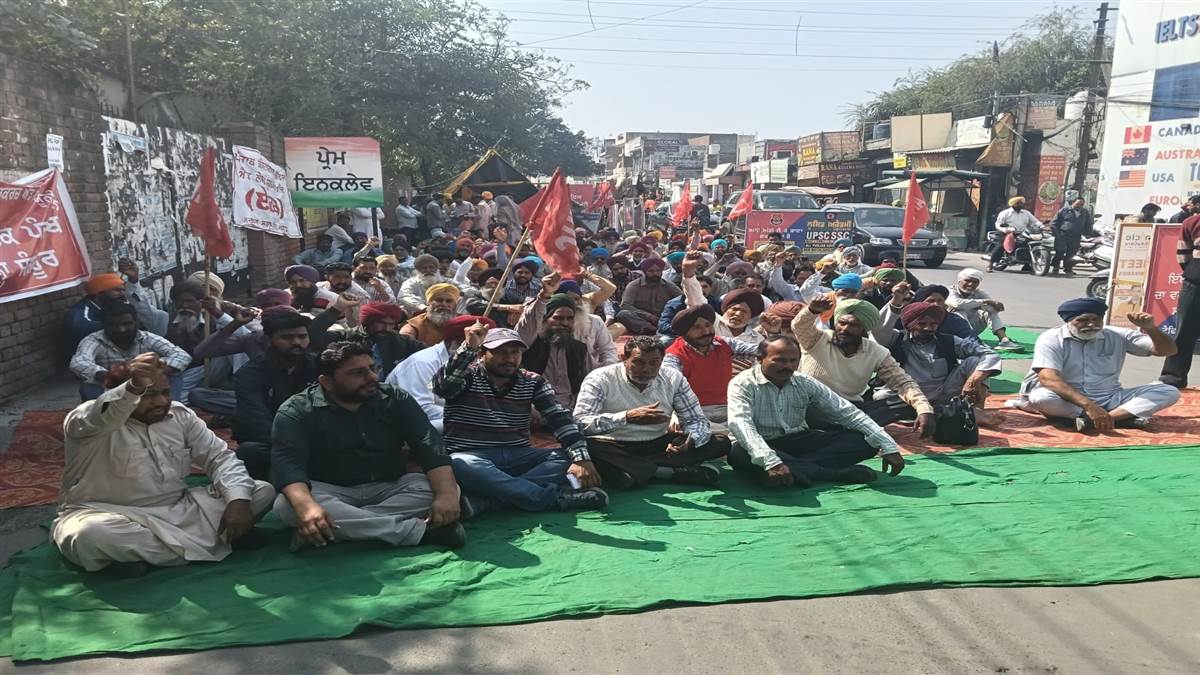 ਉਸਾਰੀ ਕਾਮਿਆਂ ਨੇ ਮੰਗਾਂ ਸਬੰਧੀ ਲਾਇਆ ਧਰਨਾ, ਨਾਅਰੇਬਾਜ਼ੀ ਕੀਤੀ