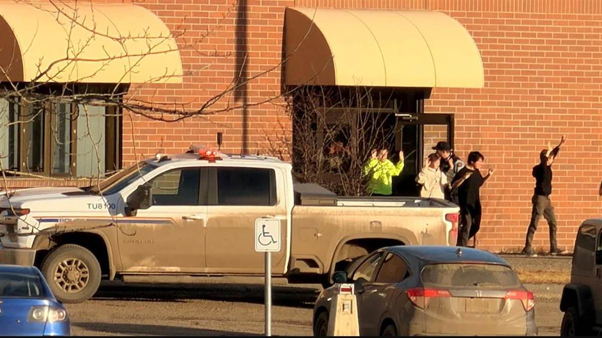 ਅਠਾਰਾਂ ਸਤੰਬਰ 1992 ਨੂੰ ਇਕ ਬੰਬ ਚਲਾ ਕੇ ਨੌਂ ਹੜਤਾਲੀ ਕਰਮਚਾਰੀ ਉੱਤਰ-ਪੱਛਮ ਖੇਤਰ ਵਿਚ ਮਾਰ ਦਿੱਤੇ ਗਏ। ਪੰਜ ਅਪ੍ਰੈਲ 1996 ਨੂੰ ਮਾਰਕ ਚਾਹਲ ਨੇ ਆਪਣੀ ਸਾਲੀ ਦੀ ਸ਼ਾਦੀ ’ਤੇ ਵਰਨਨ, ਬ੍ਰਿਟਿਸ਼ ਕੋਲੰਬੀਆ ਵਿਖੇ ਨੌ ਰਿਸ਼ਤੇਦਾਰਾਂ ਦਾ ਕਤਲ ਕਰ ਦਿੱਤਾ ਸੀ ਅਤੇ ਬਾਅਦ ਵਿਚ ਖ਼ੁਦ ਨੂੰ ਗੋਲ਼ੀ ਮਾਰ ਕੇ ਜਾਨ ਦੇ ਦਿੱਤੀ ਸੀ। ਪੰਜ ਅਪ੍ਰੈਲ 2014 ਨੂੰ ਮਾਨਸਿਕ ਰੋਗੀ ਮੈਥੀਓ ਡੀ ਗੁਰੂਡ ਨੇ ਘਰੇਲੂ ਸਮਾਰੋਹ ਵਿਚ ਪੰਜ ਵਿਅਕਤੀ ਛੁਰਾ ਮਾਰ ਕੇ ਜ਼ਖ਼ਮੀ ਕਰ ਦਿੱਤੇ ਸਨ।