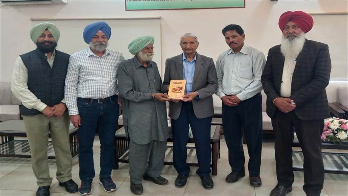 ਮਹਿੰਦਰ ਸਿੰਘ ਦੁਸਾਂਝ ਵੱਲੋਂ ਪੀਏਯੂ ਵੱਲੋਂ ਛਾਪੀ ਪੁਸਤਕ ਭੇਟ