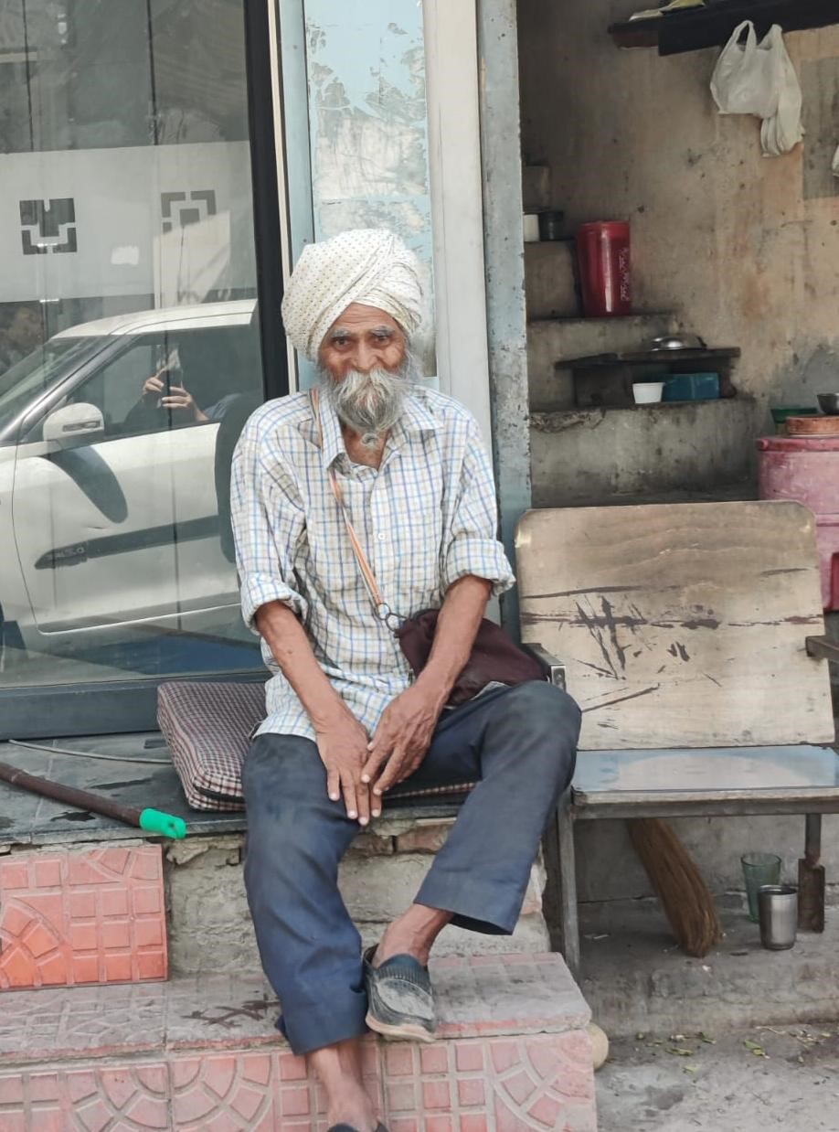 ਸੂਈ-ਧਾਗੇ ਨਾਲ ਜ਼ਿੰਦਗੀ ਤੇ ਕਲਮ ਨਾਲ ਜਜ਼ਬਾਤ ਲਿਖ ਰਹੇ ‘ਨਾਰੋਵਾਲ ਫਾਨੀ’, ਜ਼ਿੰਦਗੀ ਦੇ ਆਖਰੀ ਪੜਾਅ ’ਚ ਆਰਥਿਕ ਤੰਗੀ ਦਾ ਸ਼ਿਕਾਰ