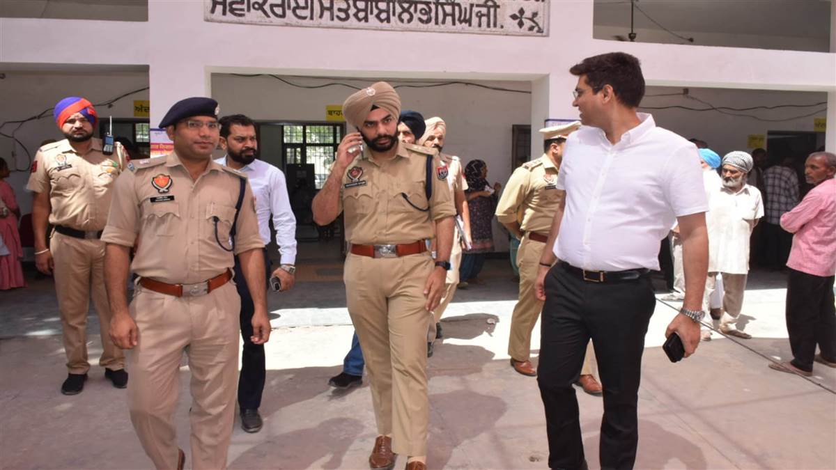 ਐੱਸਐੱਸਪੀ ਤੇ ਡਿਪਟੀ ਕਮਿਸ਼ਨਰ ਵੱਲੋਂ ਸ੍ਰੀ ਕੀਰਤਪੁਰ ਸਾਹਿਬ ਬੂਥਾ ਦਾ ਦੌਰਾ