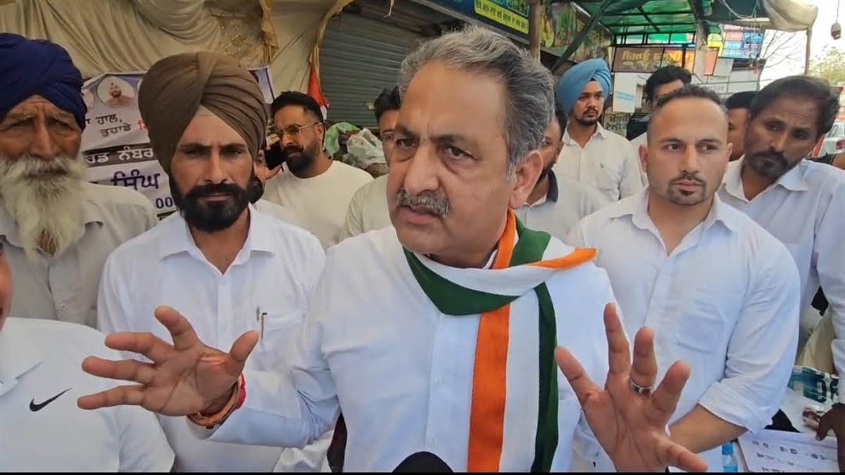ਕਾਂਗਰਸੀ ਉਮੀਦਵਾਰ ਦੇ ਪੋਲਿੰਗ ਏਜੰਟ ਨੂੰ ਬਾਹਰ ਕੱਢਿਆ, ਹੰਗਾਮਾ