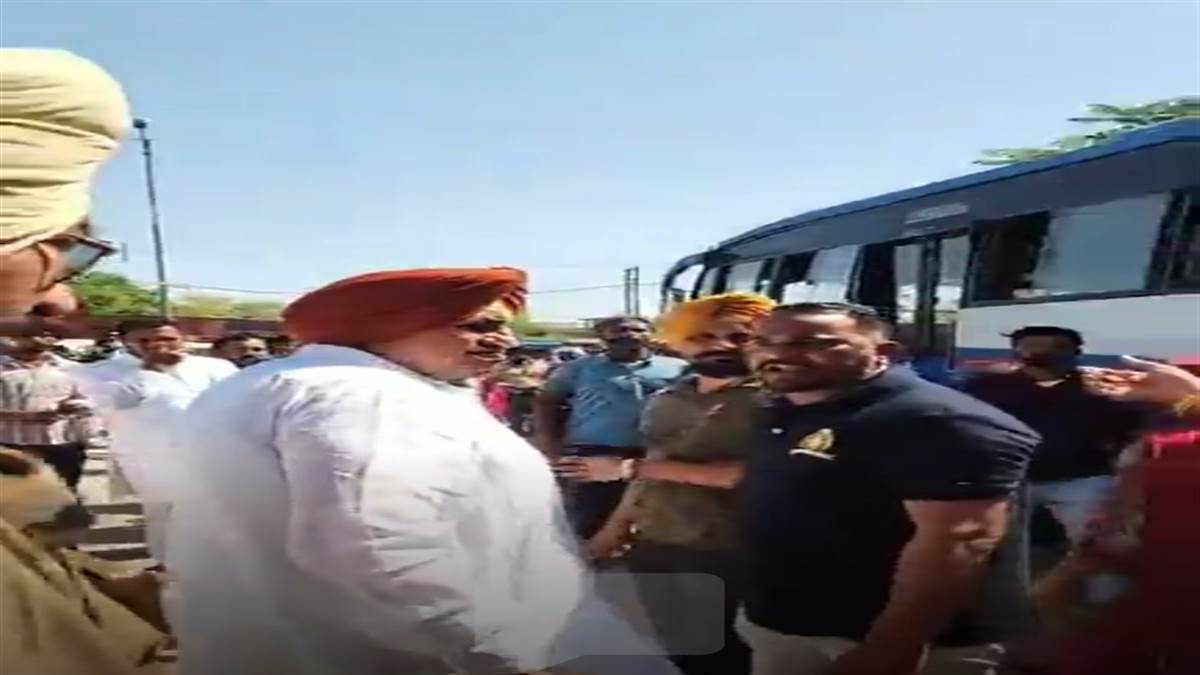 ਮੋਗਾ ਚੋਣਾਂ 'ਚ ਹੰਗਾਮਾ : ਵਾਰਡ ਨੰਬਰ 7 'ਚ ਪੁਲਿਸ ਤੇ ਸਮਰਥਕਾਂ ਵਿਚਾਲੇ ਤਿੱਖੀ ਬਹਿਸ, ਕਾਂਗਰਸ ਨੇ ਲਾਏ ਧੱਕੇਸ਼ਾਹੀ ਦੇ ਦੋਸ਼