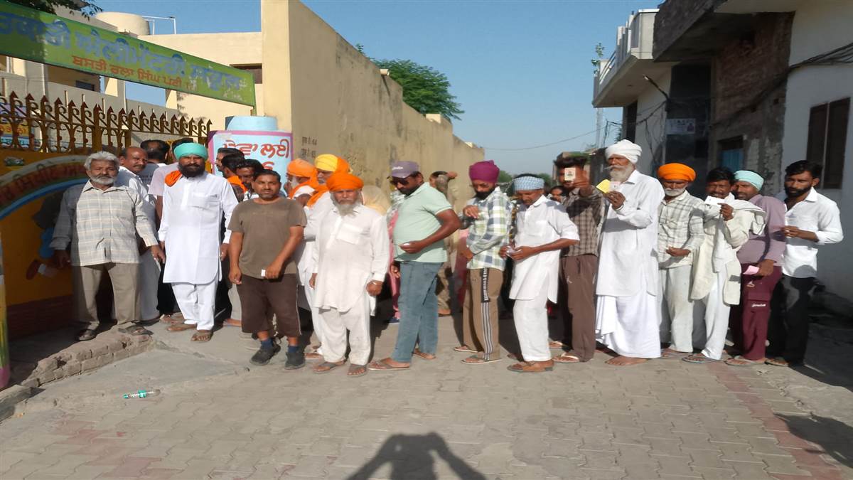 ਪੱਟੀ ਨਗਰ ਕੌਂਸਲ ਚੋਣਾਂ ਲਈ ਸਵੇਰੇ ਤੋਂ ਹੀ ਬੂਥਾਂ ’ਤੇ ਲੱਗੀਆਂ ਲਾਈਨਾਂ, ਸ਼ਾਂਤਮਈ ਮਾਹੌਲ ’ਚ 19 ਵਾਰਡਾਂ ਲਈ ਵੋਟਿੰਗ ਸ਼ੁਰੂ, ਸੁਰੱਖਿਆ ਦੇ ਪੁਖ਼ਤਾ ਪ੍ਰਬੰਧ