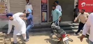 ਗਿੱਦੜਬਾਹਾ 'ਚ ਹੰਗਾਮਾ: ਚੋਣਾਂ ਦੌਰਾਨ 'ਆਪ' ਤੇ ਅਕਾਲੀ ਵਰਕਰਾਂ ਵਿਚਾਲੇ ਜ਼ਬਰਦਸਤ ਝੜਪ; ਚੱਲੇ ਲੱਤਾਂ-ਘਸੁੰਨ, ਬਾਹਰੋਂ ਬੰਦੇ ਬੁਲਾਉਣ ਦੇ ਦੋਸ਼