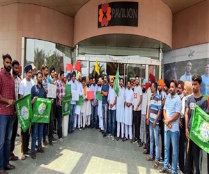 ਨੌਜਵਾਨਾਂ ਨੇ ਕੀਤਾ ਅਕਸ਼ੈ ਕੁਮਾਰ ਦੀ ਨਵੀਂ ਫ਼ਿਲਮ ਦਾ ਵਿਰੋਧ, ਕਿਸਾਨਾਂ ਖ਼ਿਲਾਫ਼ ਬੋਲਣਾ ਅਦਾਕਾਰ ਨੂੰ ਪਿਆ ਮਹਿੰਗਾ