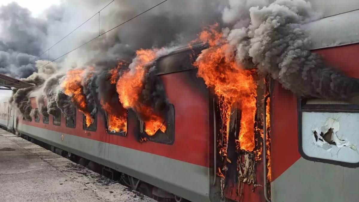 Madurai Train Fire: ਲਖਨਊ ਤੋਂ ਰਾਮੇਸ਼ਵਰਮ ਜਾ ਰਹੀ ਟਰੇਨ 'ਚ ਲੱਗੀ ਭਿਆਨਕ ਅੱਗ, 10 ਦੀ ਮੌਤ, ਦੇਖੋ VIDEO