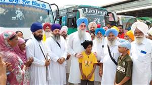 ਧਾਰਮਿਕ ਯਾਤਰਾ ਲਈ ਬੱਸ ਨੂੰ ਹਰੀ ਝੰਡੀ ਦੇ ਕੇ ਕੀਤਾ ਰਵਾਨਾ
