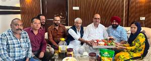 ਮਹਿਤਾ ਨੇ ਖੰਡ ਤੇ ਸਬਜ਼ੀਆਂ ਵੰਡ ਕੇ ਕੇਂਦਰ 'ਤੇ ਕੱਸਿਆ ਤਨਜ਼