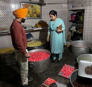 ਫੂਡ ਸੇਫਟੀ ਵਿੰਗ ਵੱਲੋਂ ਮਠਿਆਈ ਦੀਆਂ ਦੁਕਾਨਾਂ ਦੀ ਅਚਾਨਕ ਚੈਕਿੰਗ
