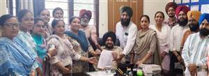 ਅੱਜ ਦੇ ਮਹਾਂਬੰਦ ਸਬੰਧੀ ਸਿਹਤ ਮੁਲਾਜ਼ਮਾਂ ਨੇ ਐੱਸਐੱਮਓ ਨੂੰ ਸੌਂਪਿਆ ਸਮੂਹਿਕ ਛੁੱਟੀ ਦਾ ਪੱਤਰ