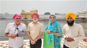 ਦੇਸ਼ ਭਗਤ ਯੂਨੀਵਰਸਿਟੀ ਦੇ ਚਾਂਸਲਰ ਸ੍ਰੀ ਹਰਿਮੰਦਰ ਸਾਹਿਬ ਵਿਖੇ ਹੋਏ ਨਤਮਸਤਕ, ਕਿਹਾ- ਬੱਚਿਆਂ ਨੂੰ ਤਕਨਾਲੋਜੀ ਨਾਲ ਜੋੜਨ ਦੇ ਨਾਲ-ਨਾਲ ਕਦਰਾਂ-ਕੀਮਤਾਂ ਵੀ ਹਨ ਜ਼ਰੂਰੀ