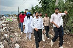 ਪੰਜਾਬ ਦੇ ਪਾਣੀਆਂ ਨਾਲ ਖਿਲਵਾੜ: ਬਰਦ ਖੱਡ ਅਤੇ ਸਰਸਾ ਦਰਿਆ 'ਚ ਸੁੱਟਿਆ ਜਾ ਰਿਹਾ ਉਦਯੋਗਿਕ ਕੂੜਾ, ਵਿਧਾਇਕ ਚੱਢਾ ਨੇ ਮੌਕੇ 'ਤੇ ਪਹੁੰਚ ਕੇ ਘੇਰੇ ਅਧਿਕਾਰੀ