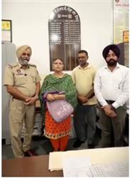 ਖ਼ਾਕੀ ਵਰਦੀ ’ਚ ਮਿਲਿਆ ਸੱਚਾ ਰੱਖਿਅਕ, ਏਐੱਸਆਈ ਨੇ ਲੁਟੇਰੇ ਨੂੰ ਦਬੋਚ ਕੇ ਔਰਤ ਨੂੰ ਮੋੜਿਆ ਬੈਗ; ਗੁੱਟ ’ਤੇ ਰੱਖੜੀ ਬੰਨ੍ਹ ਬਣਿਆ ਧਰਮ ਦਾ ਭਰਾ