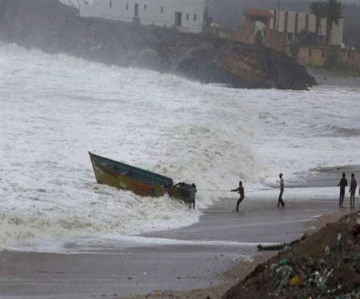 Cyclone Gulab : ਚੱਕਰਵਾਤੀ ਤੂਫ਼ਾਨ ‘ਗੁਲਾਬ’ ਨੂੰ ਲੈ ਕੇ ਇਨ੍ਹਾਂ ਸੂਬਿਆਂ ’ਚ ਜਾਰੀ ਹੋਇਆ Red Alert, ਪੀਐੱਮ ਮੋਦੀ ਨੇ ਲਿਆ ਜਾਇਜ਼ਾ