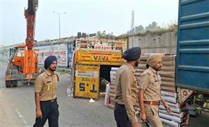 ਐੱਲਸੀਡੀ ਨਾਲ ਭਰਿਆ ਇਕ ਟਰੱਕ ਪੁਲ਼ ਤੋਂ ਡਿੱਗਾ
