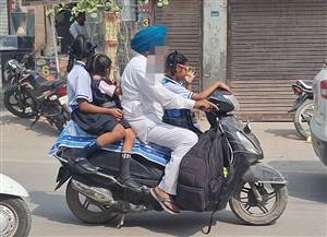 ਸਕੂਲ ਛੁੱਟੀ ਸਮੇਂ ਇੱਕ ਵਾਹਨ ’ਤੇ ਸਵਾਰ ਹੁੰਦੇ ਤਿੰਨ ਤੋਂ ਚਾਰ ਬੱਚੇ
