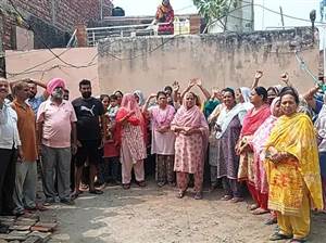 ਮੋਟਰ ਸੜਨ ਕਾਰਨ ਜਲ ਸਪਲਾਈ ਠੱਪ, ਲੋਕਾਂ ਨੇ ਦਿੱਤੀ ਧਰਨੇ ਦੀ ਚਿਤਾਵਨੀ