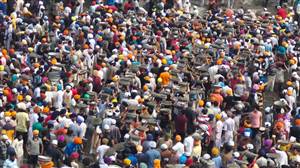ਪਵਿੱਤਰ ਸਰੋਵਰ ਦੀ ਕਾਰ ਸੇਵਾ ਲਈ ਸੰਗਤਾਂ ਦਾ ਆਇਆ ਸੈਲਾਬ