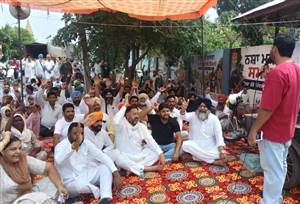 ਨਗਰ ਕੌਂਸਲ ਦੇ ਸਾਬਕਾ ਪ੍ਰਧਾਨ ਦੀ ਗ੍ਰਿਫ਼ਤਾਰੀ ਦੇ ਰੋਸ ’ਚ ਥਾਣੇ ਅੱਗੇ ਧਰਨਾ