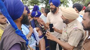 ਡੇਹਲੋਂ ਚੌਕ 'ਚ ਨਿਹੰਗਾਂ ਦਾ ਪੁਲਿਸ ਖ਼ਿਲਾਫ਼ ਧਰਨਾ, 3 ਨੌਜਵਾਨਾਂ 'ਤੇ ਕਾਰਵਾਈ ਨਾ ਕਰਨ ਦਾ ਦੋਸ਼, SHO ਨੂੰ ਸਸਪੈਂਡ ਕਰਨ ਦੀ ਮੰਗ