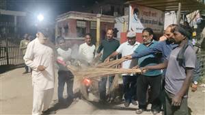 ਕਸਬਾ ਹਰਿਆਣਾ ’ਚ ‘ਝਾੜੂ’ ਨੂੰ ਅੱਗ ਲਾ ਕੀਤਾ ਸਰਕਾਰ ਖ਼ਿਲਾਫ਼ ਰੋਸ