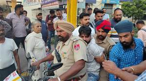 ਏਟੀਐੱਮ ਕਾਰਡ ਲੈ ਕੇ ਭੱਜਣ ਵਾਲੇ ਦੀ ਲੋਕਾਂ ਕੀਤੀ ਸੇਵਾ