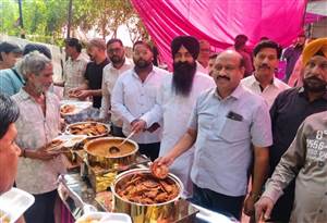ਛਾਉਣੀ ਮੁਹੱਲਾ ’ਚ ਪ੍ਰਕਾਸ਼ ਪੁਰਬ ਨੂੰ ਸਮਰਪਿਤ ਲਾਇਆ ਲੰਗਰ