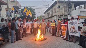 ਸ਼ਹੀਦ ਪਰਵਿੰਦਰ ਸਿੰਘ ਦੇ ਇਨਸਾਫ਼ ਲਈ ਝਾੜੂ ਫੂਕ ਮੁਜ਼ਾਹਰਾ