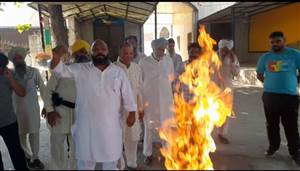 ਝਾੜੂ ਸਾੜ ਕੇ ਪਰਵਿੰਦਰ ਸਿੰਘ ਝੋਟਾ ਦੇ ਹੱਕ ’ਚ ਉੱਠੀ ਆਵਾਜ਼
